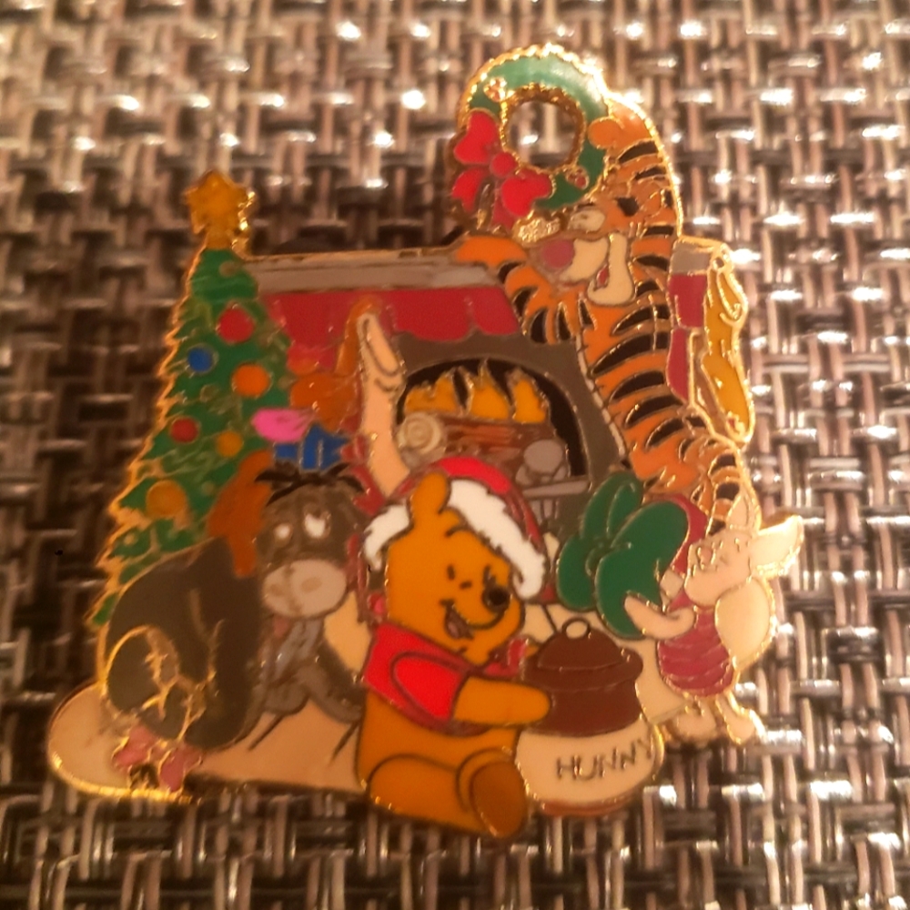 Disney WDW Winnie the Pooh Happy Holidays Pin